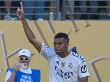 エムバぺの着こなしの問題か？ 名門レアル・マドリード×アディダスの｢攻めデザ｣新コレクションに賛否！｢なんでこれ選んだの!?｣｢カッコいいじゃん｣