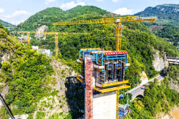 新カンチレバー架設装置導入、高速鉄道橋建設効率化の力に　中国重慶市