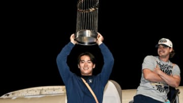 山本由伸が優勝トロフィーを掲げて帰還！　背後で“気遣うキケ”にファン注目