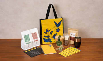 上島珈琲店、福袋「HAPPY BAG 2026」の予約開始。神戸タータンのバッグ/ポーチ/タンブラーなど