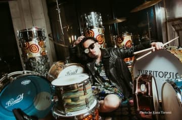 ドラマー・石若駿、老舗ジャズクラブでの一夜を収めた新作アルバムより収録曲「Room」のライヴMVを公開