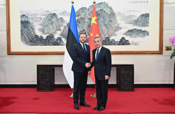 王毅氏、エストニア外相と会談