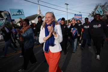 米バージニア州知事選　民主党候補のスパンバーガー氏勝利へ、初の女性知事　CNN予測