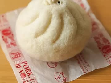 「めっちゃ見てくる」「夢に出てきそう」　『人面肉まん』の表情から目が離せない！