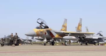 F-15アグレッサー090号機、小松基地が新塗装を公開！ 茶×山吹の迷彩デザインに一新