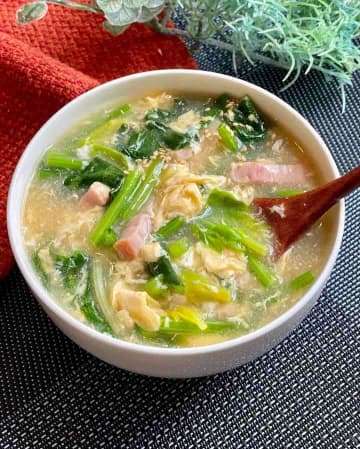 栄養も彩りもバッチリ！寒い日におすすめな「ほうれん草のスープ」