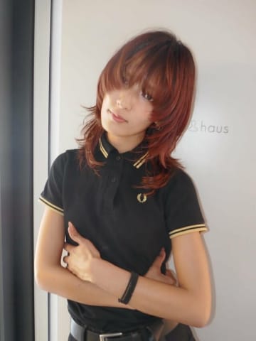 “お腹のデカタトゥー”話題の元E-Girls藤井萩花、“口ピアス姿”のクールな「NANA」風コスを披露