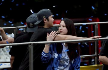 「Thank you LA」大谷翔平がインスタに投稿した妻・真美子さんとの“一枚”　頬を寄せ合うリラックスした表情に日米沸騰「素敵な夫婦」「本当に嬉しそう」