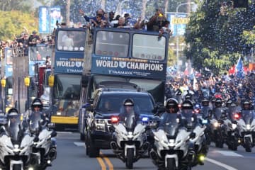 ドジャース優勝パレードで超目立った日本企業“６文字”　存在感抜群「視線奪われる」「気になった」