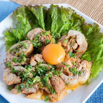 【鶏もも肉を巻いてレンチンするだけ！】「唐揚げより簡単でウマい」「一度食べたらリピ確定」白米が消える速さがヤバい絶品鶏チャーシューの作り方