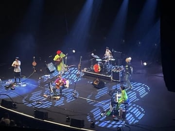 ブラック・カントリー・ニュー・ロード、ハロウィンの夜を盛り上げた英ブリクストン公演のレポートが到着