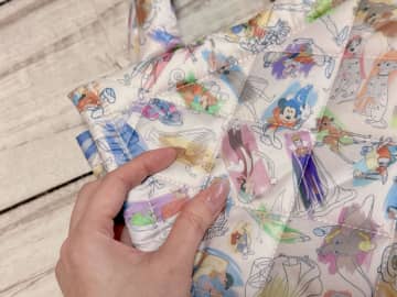 ディズニーの壮大な歴史を詰め込んだバッグ登場！31キャラクターが集う豪華アートデザインが大人かわいい♪