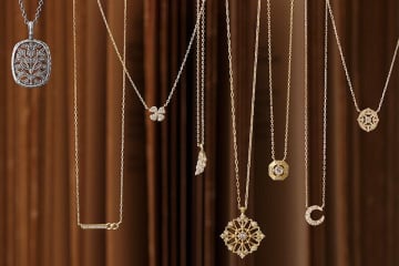 アガットのダイヤモンドジュエリー、透かし模様のネックレスや"植物＆月"モチーフのピアス