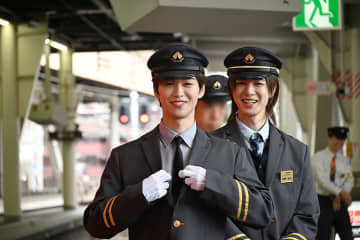 ＩＮＩ後藤威尊＆佐野雄大、大阪・難波駅に登場…１日駅長に「せーの！」で仲良く敬礼