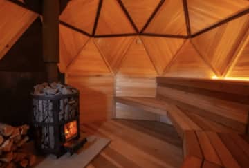 軽井沢の森で“ととのう秋”！プライベートサウナ「kaveri」2周年記念イベント11/7〜9開催！TOTONOWとの初コラボTシャツも発売！