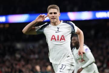 「メッシが変身したかのよう」…ファン・デ・フェンの“独走ゴラッソ”にトッテナム指揮官が賛辞