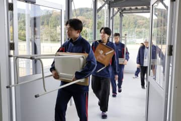 被災の門前高校、仮設校舎へ　輪島、生徒ら机運び入れ