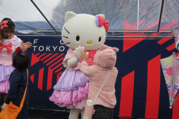 味の素スタジアムイベントブースにハローキティが登場！