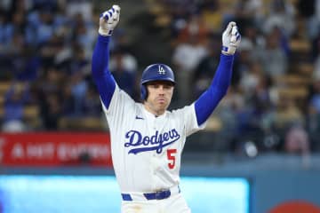 【ドジャース】フリーマンのロバーツ監督〝イジリ〟ダンスが話題　チームメイト爆笑