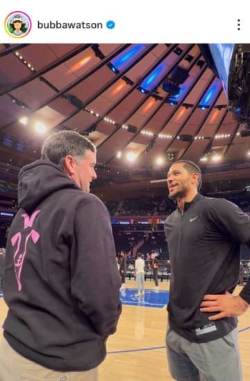 「マスターズ」2勝の飛ばし屋B・ワトソンがバスケットボールを観戦　スーパースターたちとの2ショットを公開