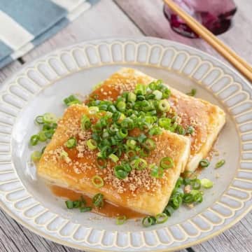 【豆腐、切って焼くだけでここまでウマくなる？】「外カリ中トロで止まらん」「もう冷奴には戻れない」節約豆腐おかずレシピ4選