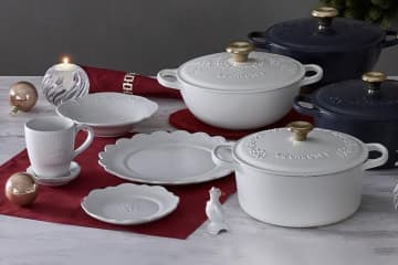ル・クルーゼの25年クリスマス限定“蔦や花のレース”ココット鍋＆フタ付きマグカップ