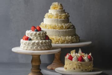 パティスリーパブロフ25年クリスマスケーキ「ホワイトクリスマス」テーマの”純白フリル”ケーキ