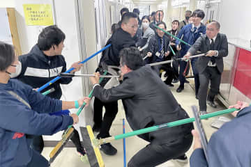 「帰りの会に不審者侵入」その時どうする　相模原の中学校で対応訓練