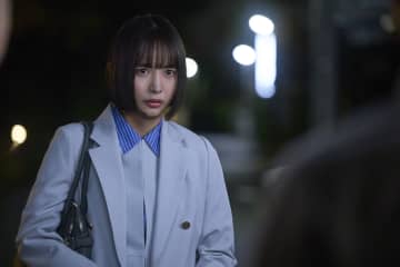 「口開けて」と甘くささやく美青年ジムトレーナー・涼（豊田裕大）と、まじめな人妻・莉沙（井桁弘恵）が濃厚なキスを交わす　『そこから先は地獄』第5話