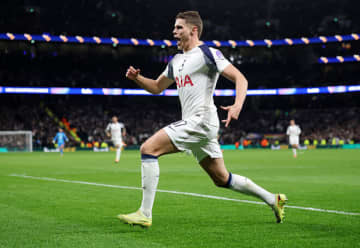 「生涯最高のひとつ」「とんでもない」日本代表DFをぶち抜く！トッテナムCBの衝撃独走弾に元英代表MFが驚愕！指揮官も仰天「メッシが変身したみたいだ」