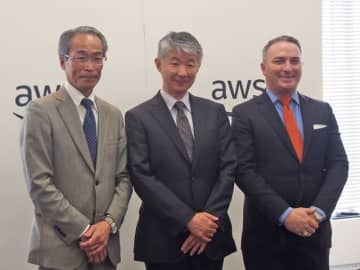 JPXとAWS、日本の金融分野における高信頼クラウド活用に向けた取り組みを説明