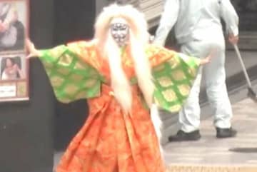 「思ったよりカブキ！」衝撃の姿で六本木を激走する美人アスリートに爆笑