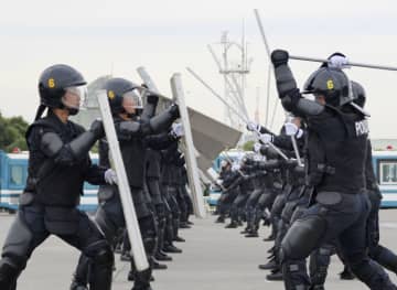 警視庁、新配属の機動隊員が訓練　東京デフリンピックや年末控え