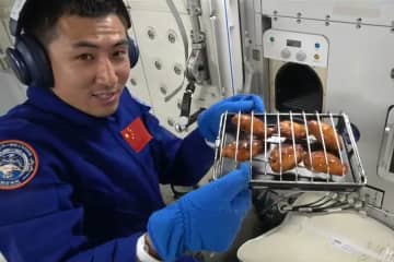 中国、宇宙ステーション「天宮」でオーブン料理を楽しむ–手羽先のベストな焼き時間は？