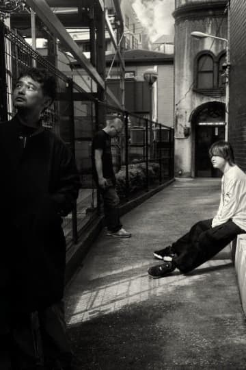 REGAがスリーピースとなって8年振りのフルアルバム『月の裏側』をリリース。東京でのリリースパーティーに加え、大阪ワンマン公演および故郷・愛媛にてthe band apartとのツーマン開催決定