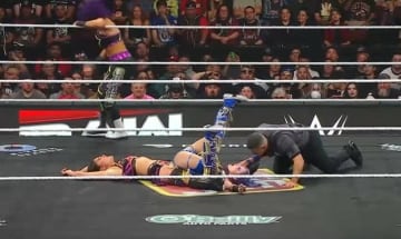 日本人女子レスラー、米マットで“開脚”フリーズの衝撃光景 豪快パワーボムでマットに突き刺さり…