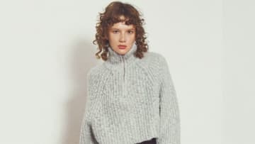 【明日なに着る？】「顔は小さく・腰は高く見える」首元高めの短丈ニット