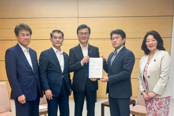 横浜発「ペロブスカイト太陽電池」普及促進を　自民議連メンバーが官邸へ提言書