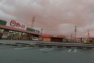 「人類に勝ち目はありません」空を覆う“赤い光の輪”にネット震撼　撮影者が明かした正体とは