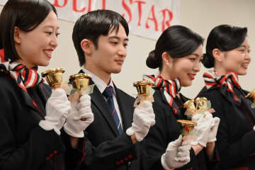 JALベルスター、30年で初の男性メンバー　クリスマスに向けて練習中