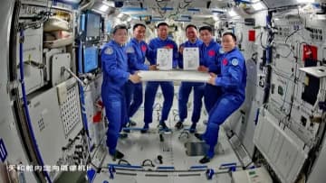 中国宇宙船に宇宙ごみ衝突か、地球帰還を延期　宇宙ステーションに半年滞在の3人