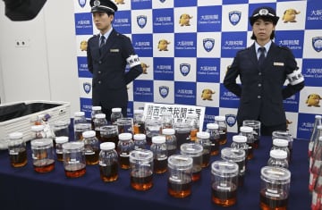 液体大麻約20キロ密輸疑い　2億円超相当、女を逮捕