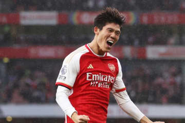 アーセナルが冨安健洋の誕生日を祝う「トミ、おめでとう」…今夏の退団後は無所属の状態続く