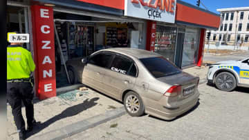 「子供を乗せたまま」停車中の車が突然動き出し…薬局の窓ガラス破り突っ込む　なぜ車は動き出したのか？　トルコ