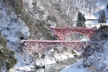 【黒部峡谷鉄道】白銀の景色の中の新山彦橋をトロッコ電車で渡る 「冬の黒部峡谷プレミアムツアー」を予約受付中