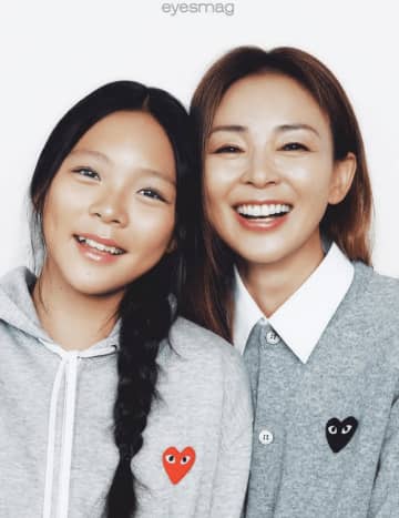 SHIHO、娘サランちゃんとの美しすぎる親子グラビアを公開！そっくりな笑顔に注目