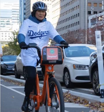 「市長最高！」「正気ですか？w」とSNSで話題に！ドジャースに敗北したブルージェイズの本拠地・トロントの市長がまさかの服装で登場！