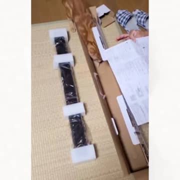 サウンドバーが入っていた細長い箱→猫が歩いてくると…『まさかの光景』が574万再生「ニャウンドバーｗ」「感動してしまった」と大反響