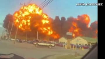 噴き上がる炎と黒煙…貨物機が離陸直後に墜落・炎上　“8km圏内”の住民には屋内への避難呼びかけ　アメリカ・ケンタッキー州