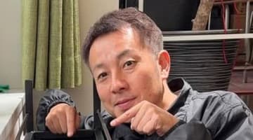 「クオリティすごい」我が家・坪倉 自宅に飾った“世界に一つだけ”の植物棚を公開！観葉植物がズラリと並んだシックな見た目に「めちゃくちゃカッコいい」